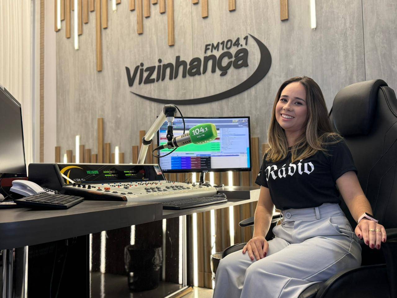 Brenda Leão estreia, nesta segunda, no comando do Sob Medida